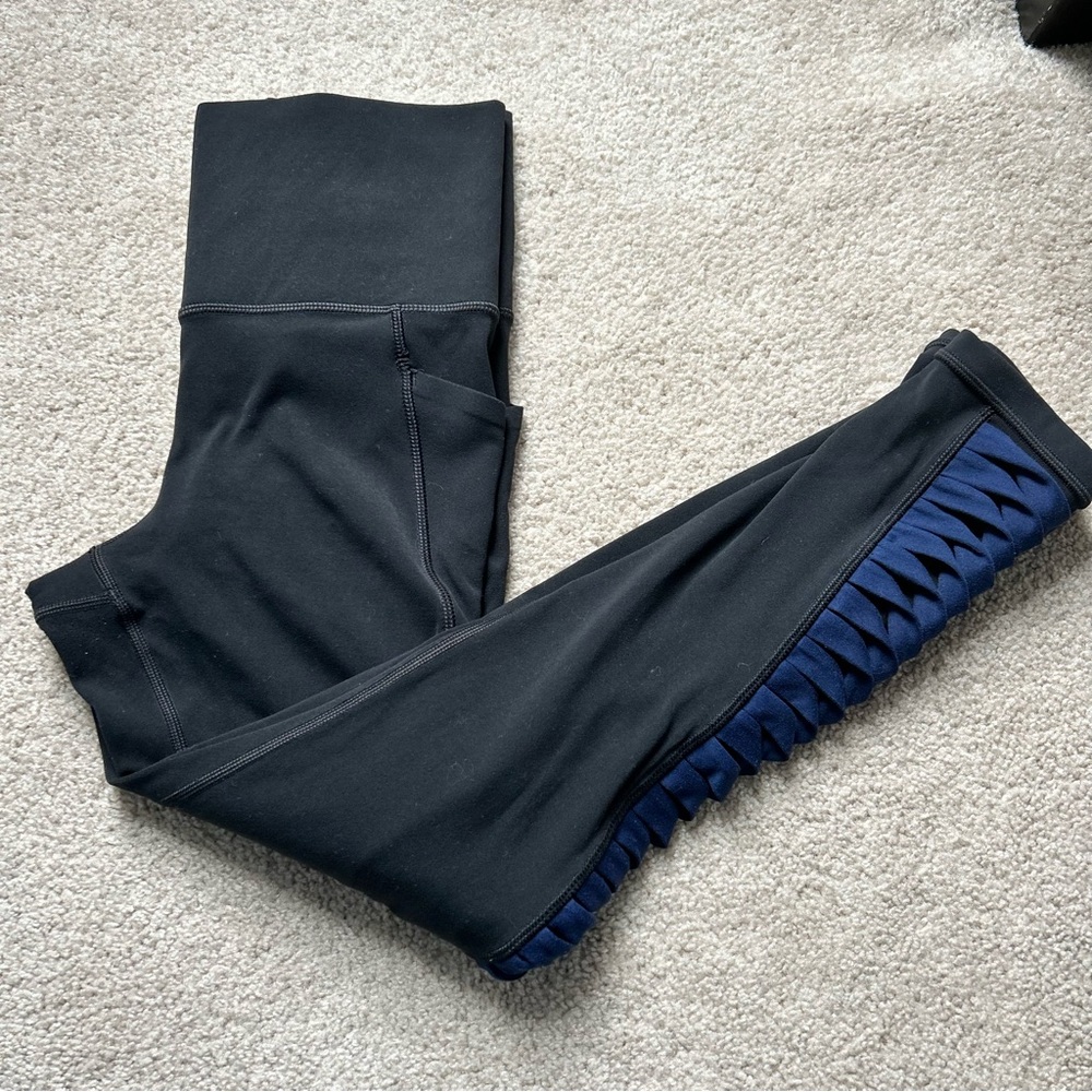 Womens Small Athleta Salutation 7/8 Tights in Powervita Black Blue Pleats Pants